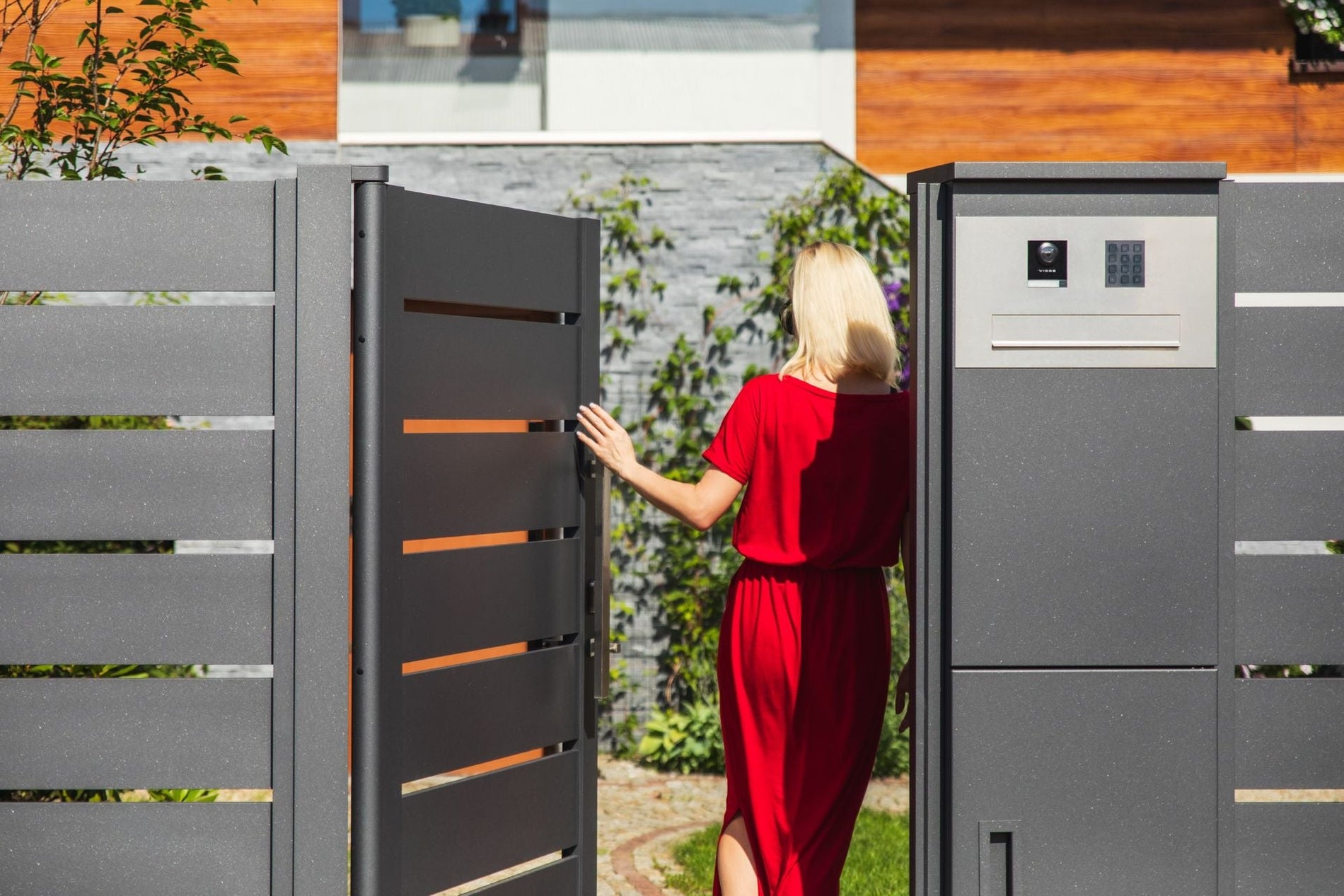 MultiBox – die intelligente Lösung für Paketbox und Zugang im Zaun